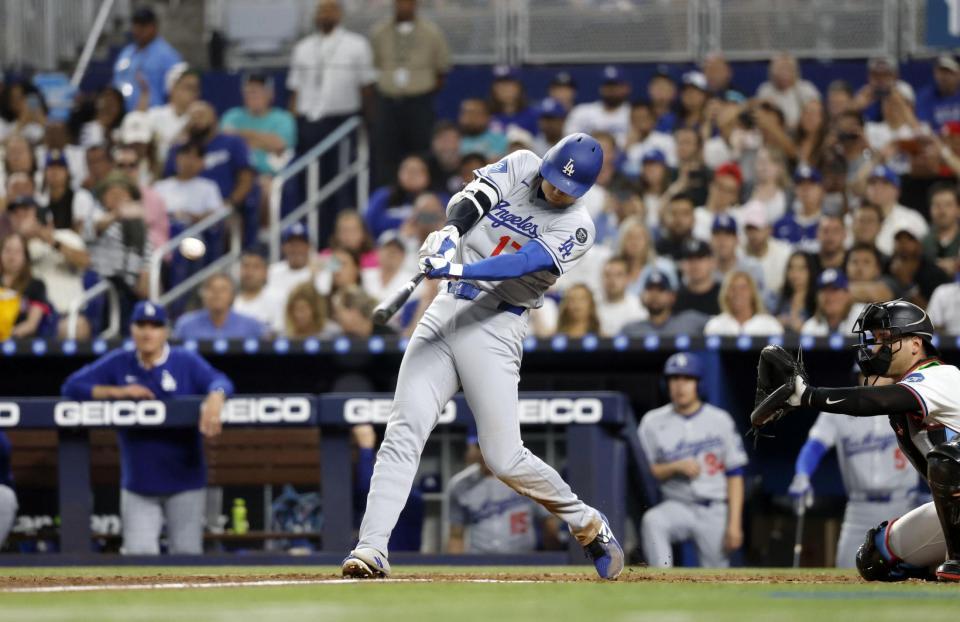 　マーリンズ戦の５回、９号２ランを放つドジャース・大谷（共同）