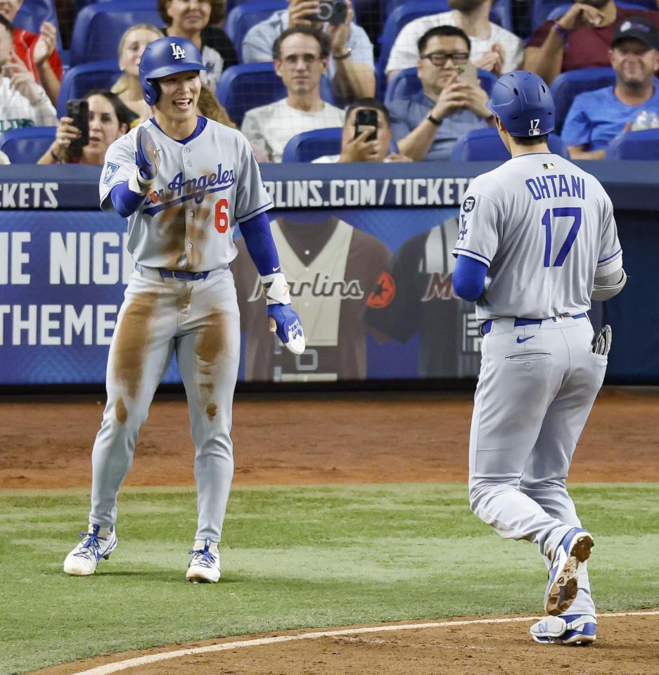 　マーリンズ戦の５回、９号２ランを放ったドジャース・大谷を迎える金慧成（共同）