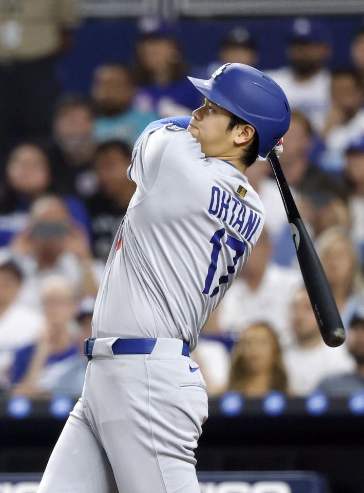 　マーリンズ戦の５回、９号２ランを放つドジャース・大谷（共同）