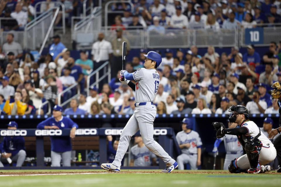 　マーリンズ戦の５回、９号２ランを放つドジャース・大谷（共同）