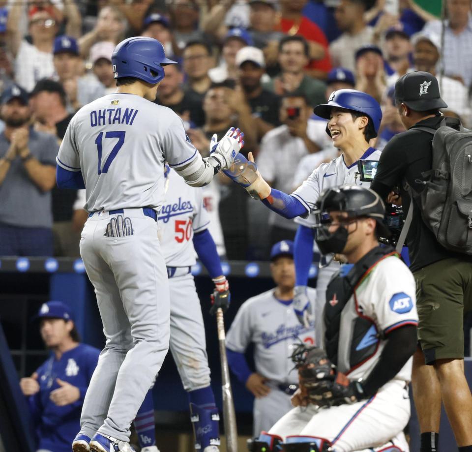 　マーリンズ戦の５回、９号２ランを放ち、金慧成に迎えられるドジャース・大谷（共同）