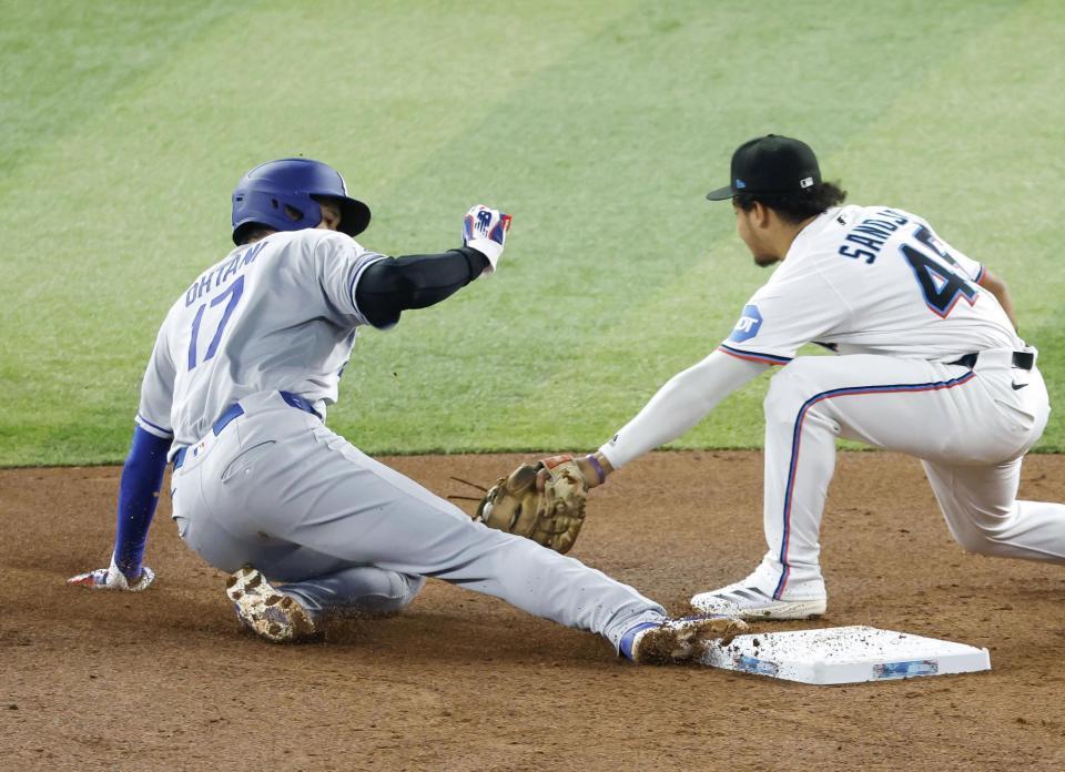 　マーリンズ戦の３回、二盗を決めるドジャース・大谷（共同）