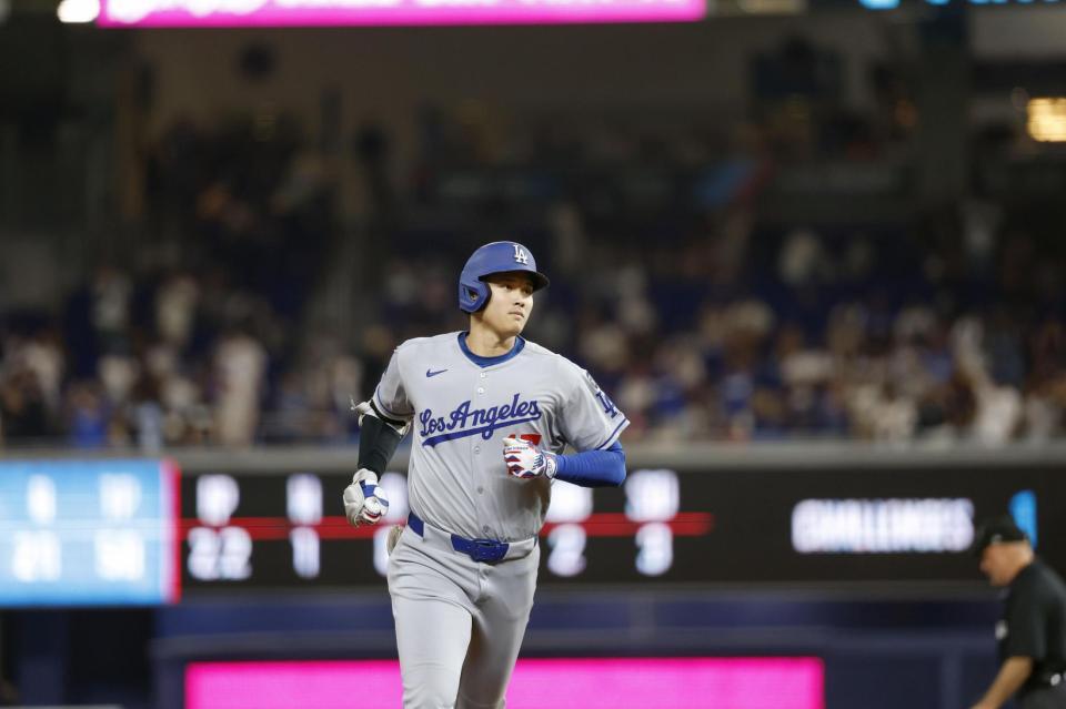 　マーリンズ戦の５回、９号２ランを放ち塁を回るドジャース・大谷（共同）