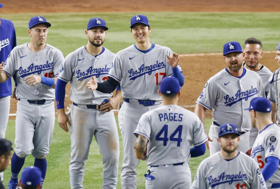 　マーリンズに勝利し、ナインを迎えるドジャース・大谷（左から３人目）＝共同