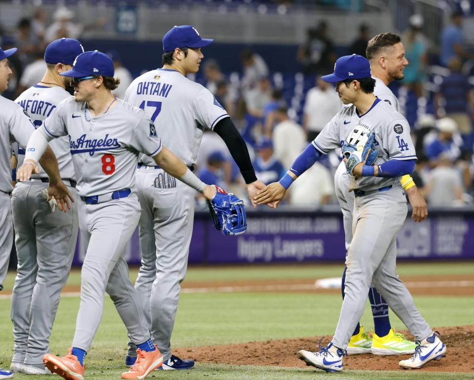 　マーリンズに勝利し、金慧成（右手前）とタッチを交わすドジャース・大谷（共同）
