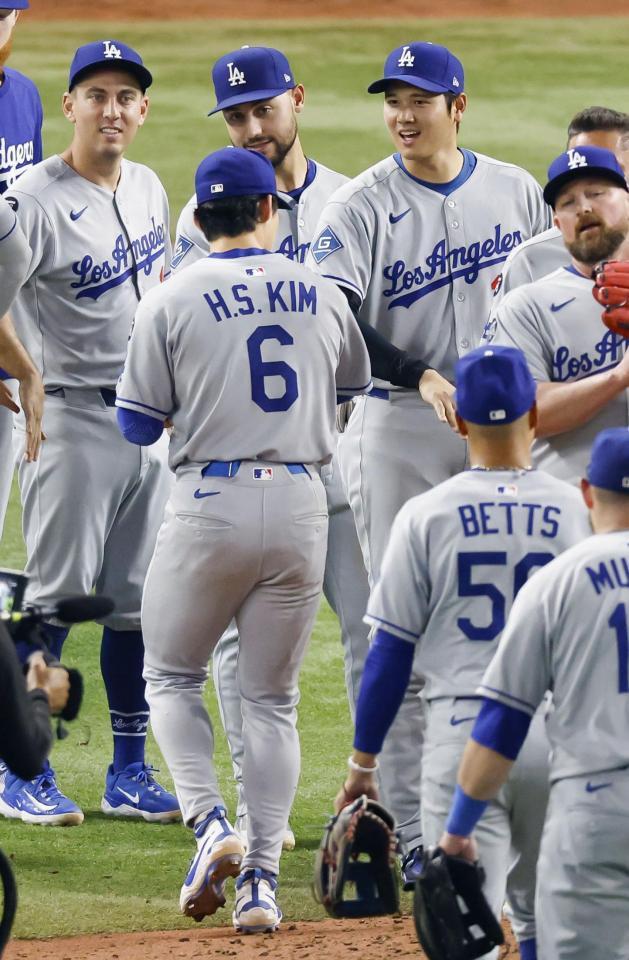 　マーリンズに勝利し、金慧成（６）らナインを迎えるドジャース・大谷（奥、左から３人目）＝共同
