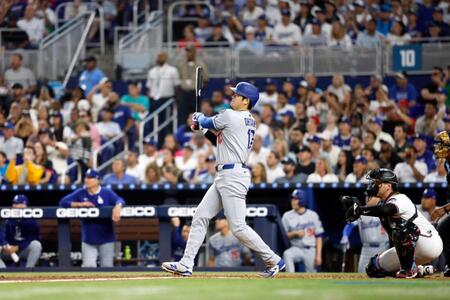 　５回、９号２ランを放つドジャース・大谷（共同）