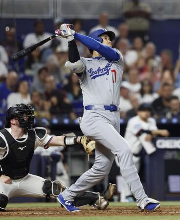 　６回、10号ソロを放つ大谷（共同）