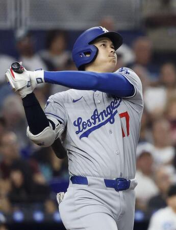 　６回、10号ソロを放つ大谷（共同）