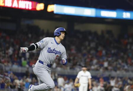 　６回、10号ソロを放った大谷（共同）