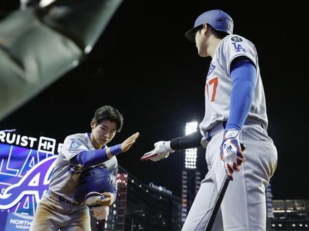 　キム・ヘソン（左）とタッチを交わす大谷（提供・共同通信社）