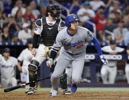 　マーリンズ戦の７回、適時二塁打を放つ大谷（共同）