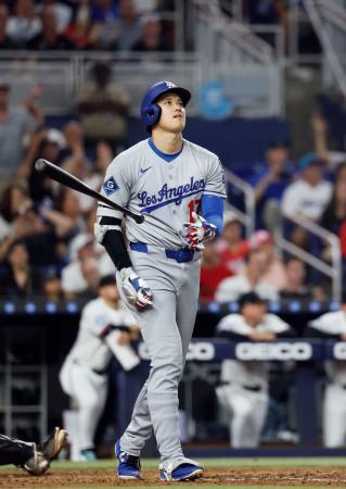 　マーリンズ戦の６回、１０号ソロを放ったドジャース・大谷＝マイアミ（共同）