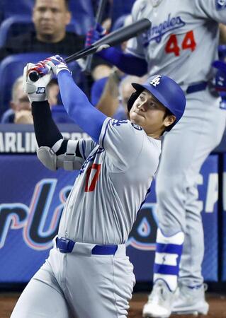 　６回、10号ソロを放つ大谷（共同）