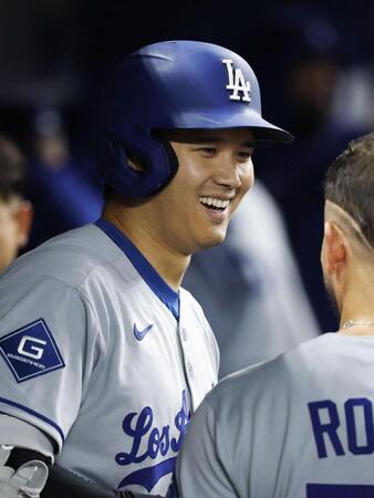 　６回、10号ソロを放ち、ベンチで笑顔の大谷（共同）