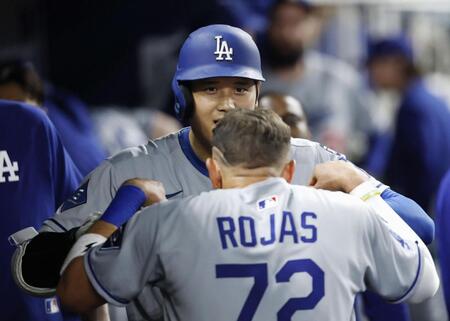 　６回、10号ソロを放ち、ベンチで祝福される大谷（共同）