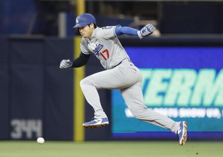 　10回、スミスの打球をよける二走・大谷（共同）