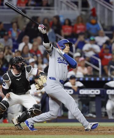 　７回、適時二塁打を放つ大谷（共同）