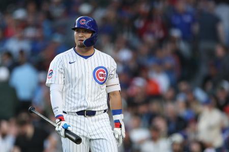 　ジャイアンツ戦の３回、三振に倒れたカブス・鈴木＝シカゴ（ゲッティ＝共同）