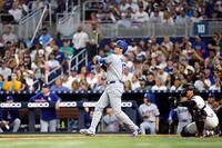 　５回、９号２ランを放つドジャース・大谷（共同）