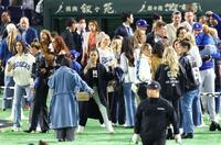 　試合後に記念撮影するドジャースの美人妻たち（３月１８日）