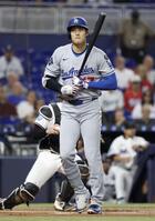 　１回、見逃し三振に倒れた大谷（共同）