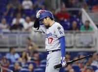 　１回、見逃し三振に倒れた大谷（共同）