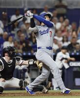 　６回、10号ソロを放つ大谷（共同）