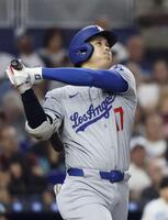 　６回、10号ソロを放つ大谷（共同）