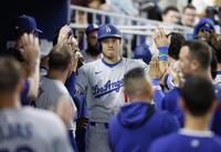 　６回、10号ソロを放ち、ベンチで祝福される大谷（共同）