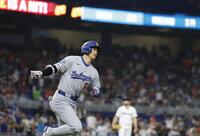 　６回、10号ソロを放った大谷（共同）