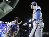 　キム・ヘソン（左）とタッチを交わす大谷（提供・共同通信社）