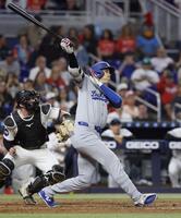 　７回、適時二塁打を放つ大谷（共同）