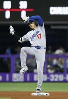 　７回、適時二塁打を放ち、ポーズをとる大谷（共同）