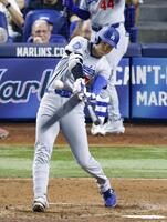 　６回、10号ソロを放つ大谷（共同）