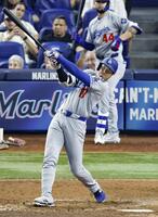 　６回、10号ソロを放つ大谷（共同）