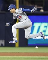 　10回、スミスの打球をよける二走・大谷（共同）