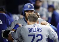 　６回、10号ソロを放ち、ベンチで祝福される大谷（共同）