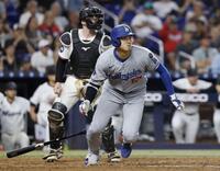 　マーリンズ戦の７回、適時二塁打を放つ大谷（共同）