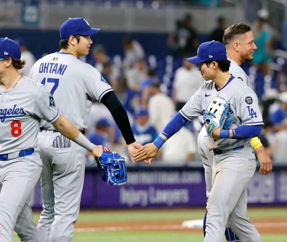 　マーリンズに勝利し、金慧成（右手前）とタッチを交わす大谷（共同）