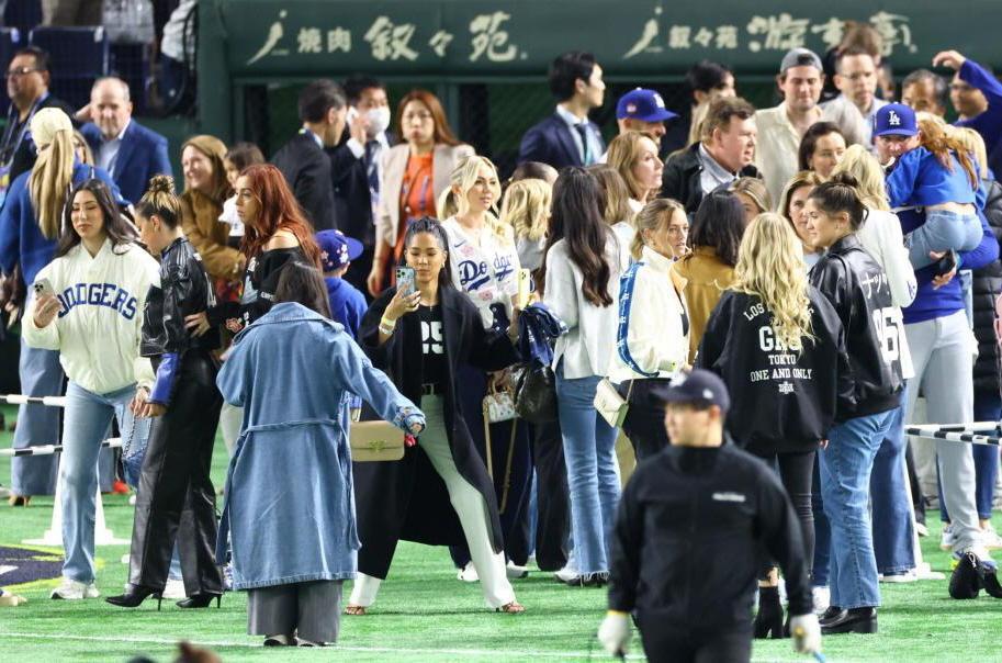 　試合後に記念撮影するドジャースの美人妻たち（３月１８日）