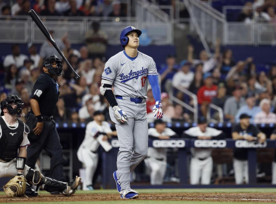 　マーリンズ戦の６回、10号ソロを放った大谷（共同）