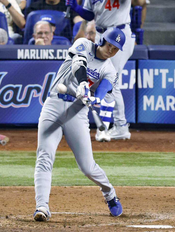 　６回、10号ソロを放つ大谷（共同）