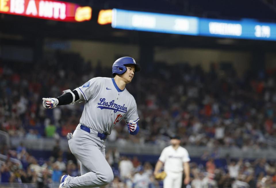 　６回、10号ソロを放った大谷（共同）