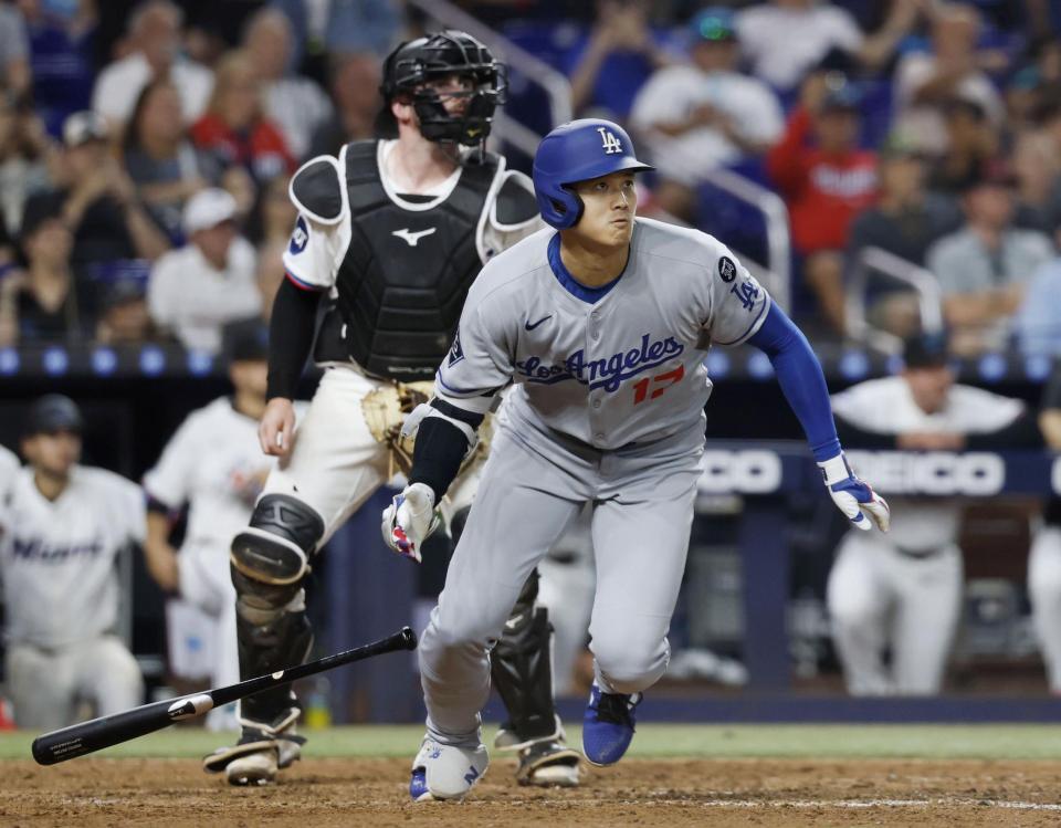 　マーリンズ戦の７回、適時二塁打を放つ大谷（共同）