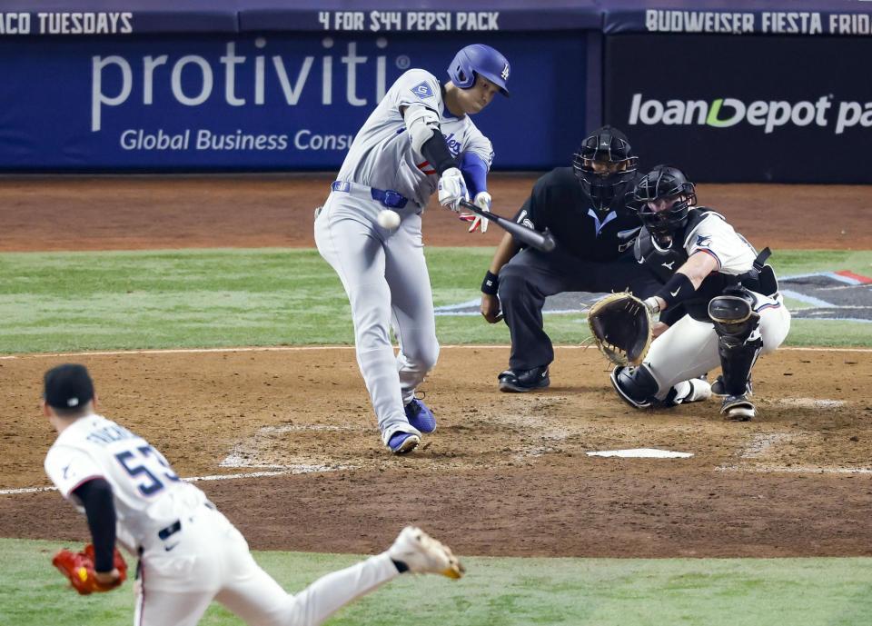 　７回、適時二塁打を放つ大谷（共同）