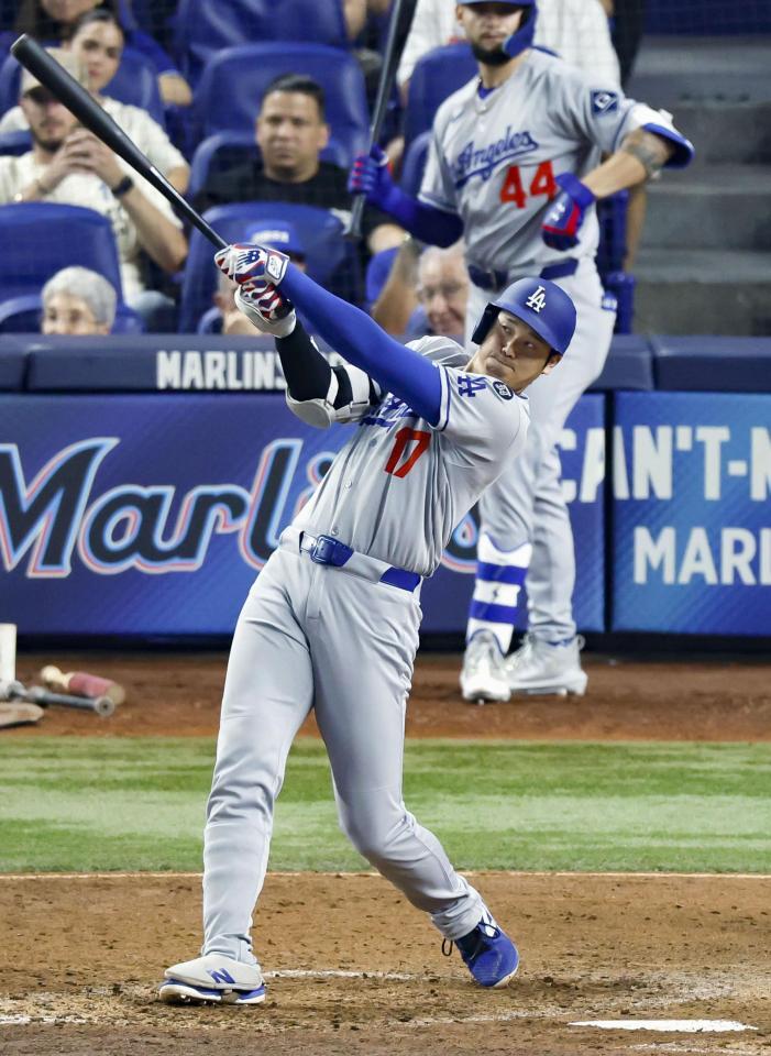 　６回、10号ソロを放つ大谷（共同）