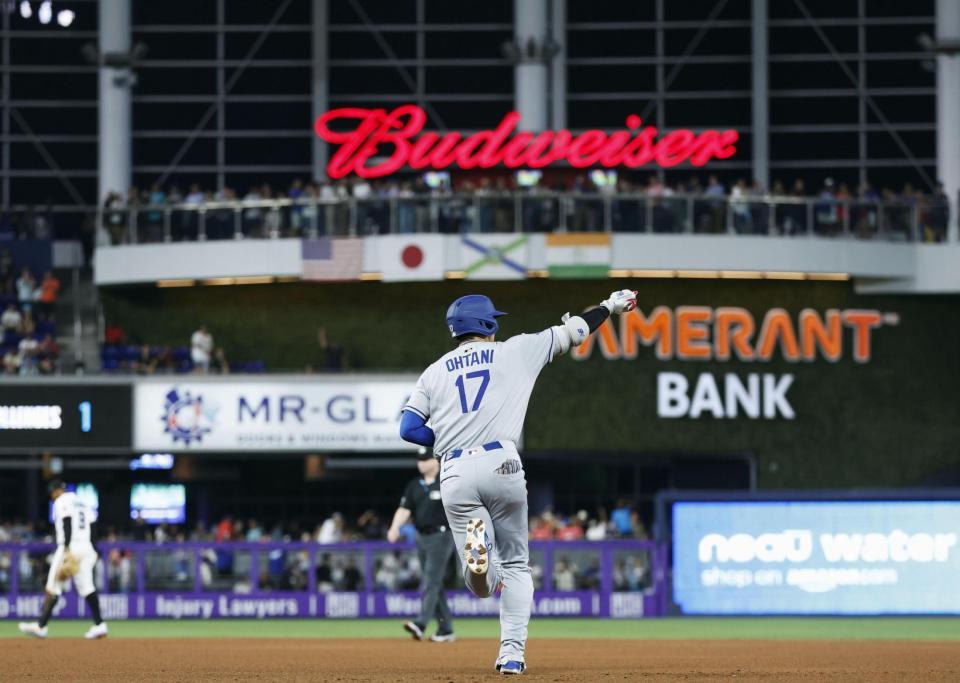 　６回、10号ソロを放ち、二塁へ向かう大谷（共同）