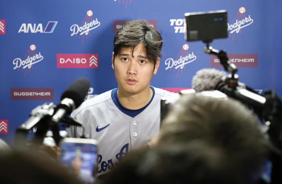 　試合後、取材に応じる大谷（共同）