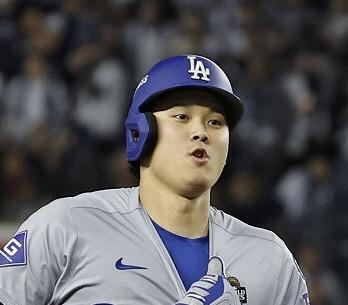 【動画】フリーマン技ありの走者一掃三塁打！塁上でも歓喜のダンス